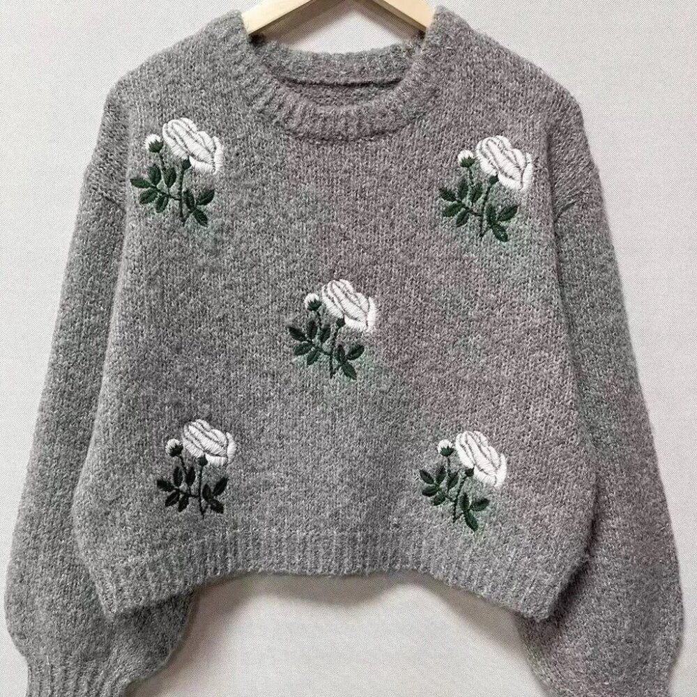 Embroidery white roses sweater in grey